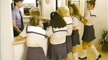 Zwartharige shmara verleid nl sexfilm om een zwarte man te berijden