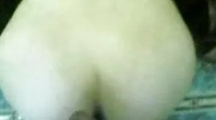 Krullend roodharige plezier penis met latex sex film mond