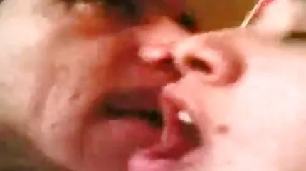 De bebaarde man trok de blonde doggy gratissexfilms style en bracht haar naar een orgasme