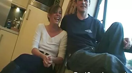 Vrolijk Blondine geneukt door twee schmars in de soft sex film slaapzaal