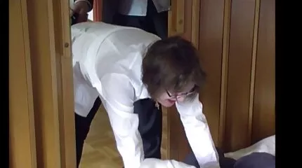 Zetten op een vat en geneukt door een rondborstige slet model sexfilm