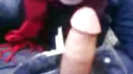 Ongebreidelde seks met een grappige sexfilm meisje in een rok eindigde met een orgasme