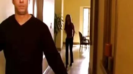 De man heeft een ontspannen seks met een plat meisje tiener sex films