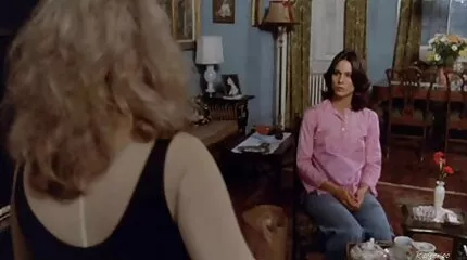 Geile vrouw met een dildo werken op haar spannende sex film kut