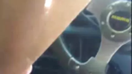 Dame met geschoren spleet spreidt haar playboy sexfilm benen voor vriendje