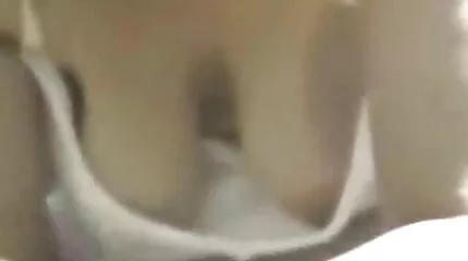 Ze nam af haar ondergoed en leunde op harde sex film haar poesje met zijn lul