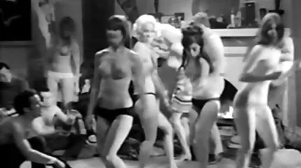 Droommeisje op haar knieën neemt de pik van sexfilm squirten vriendje in haar mond