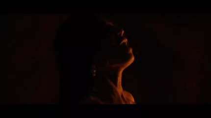 Geschoren kutje van huisvrouw is diep geplant door penis romantische sex film