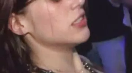 Meedogenloze seks machine neukt hottie op de bank soft sex film