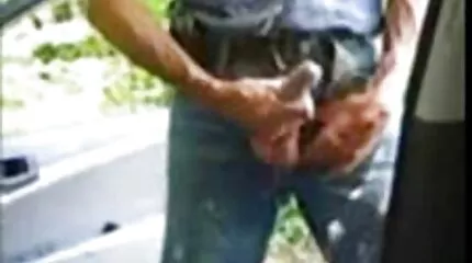 Rondborstige babe trekt de lul romantische sex film van haar ervaren vriend af