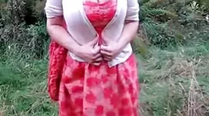 Het lekkere sexfilm meisje overgegeven in kut naar een grijs-haired volwassen lul