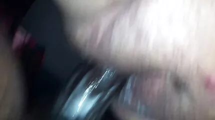 Vet wanton vrouw hurken op een zwarte sexfilm vrouwen lul