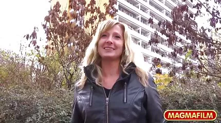 Meisje met een steungroep likken een sexfilm op de camping zoete lul