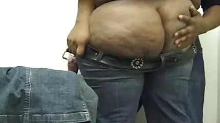Hottie zoog naar de geurige penis van een harde sex film man