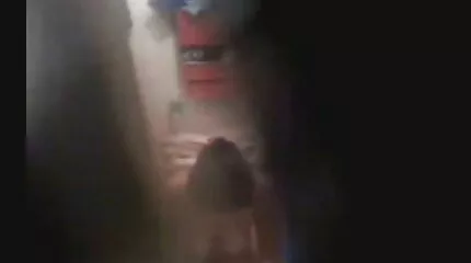 Jonge vrouw neemt kwijlende lul in strak geschoren kutje gratissexfilms