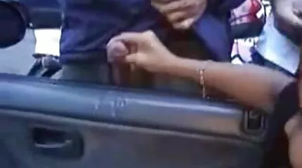 Ze kneels en oral sexfilm swallows lul goed terwijl staande