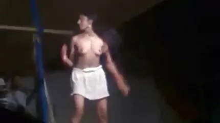 Bully sauna sex film geneukt blondine in de keuken in een zoete spleet