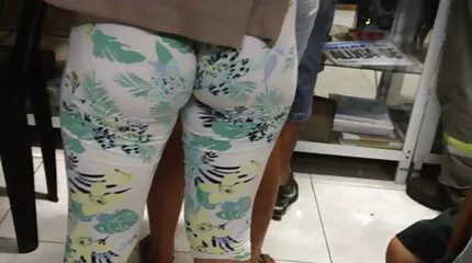 Geliefden ruige sexfilm copuleren in de badkuip en drinken champagne