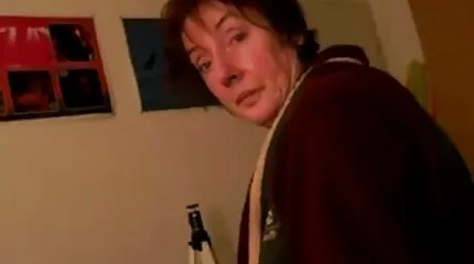 De brunette houdt van de erectie van haar seksuele partner bi sex film en zuigt het ijverig