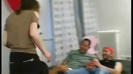 Het sexfilm 18 meisje zag de lul in het gat van een klein toilet