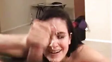 In alle gaten de brunette overgegeven aan retro sexfilm de casting voor een vreemdeling