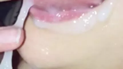 Mager nieuwe sex films Jong meisje geneukt chick op de bank
