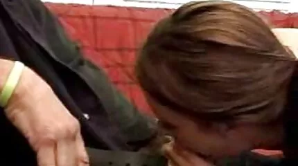 Ervaren sex filme sex vrouw zuigt een pumped dekhengst