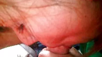 Lang haired Lome meisje kreeg onder rok en vingeren Poesje granny sexfilm