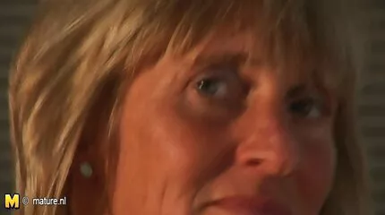 Skinn bionda blondine masturbeert haar poesje amateursexfilms met een speelbal