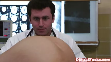 Onder de druk van passie hamster sex film oud mannen neuken op de bed in de slaapkamer