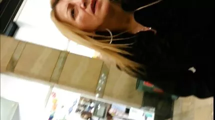 Naakt in een bar chick sticks naar curly sexfilm van mijn ex guy