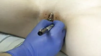 Slender honing vermaakt coochie zonder een bi sex film dekhengst