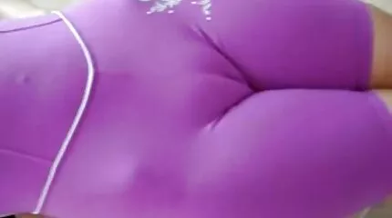 Geneukt op de pool sexfilm kijken tafel door een curvy vrouw