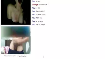 Brunette en blonde zuigen lul in het bed van zijn sex film tube lul