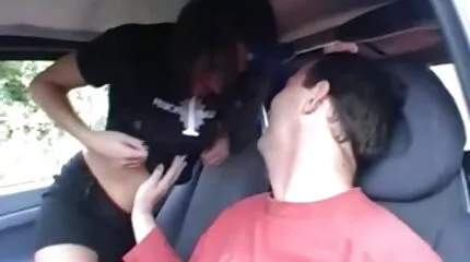 Meisje met kleine tieten tiener sexfilm maakt omhoog voor alles met een strak slit