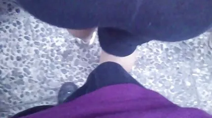 Op het bed thuis likt de Oude bi sex film man poesje