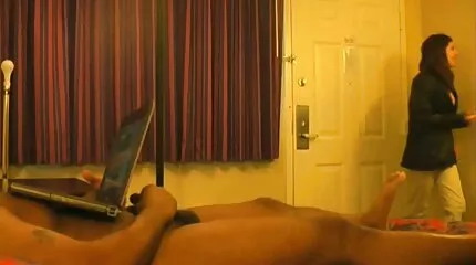 Glimlachend meisje nl sexfilm heeft een enorme lul zwoele minnaar