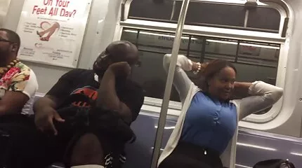 Achterste sex film xxl Gat Teef springt op lul in kousen