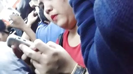 De blonde zuigt lul met haar lippen en draait hamster sex film op de vriend
