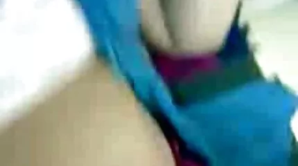 Babe in zwart handgrepen marokkaanse sex film twee pikken