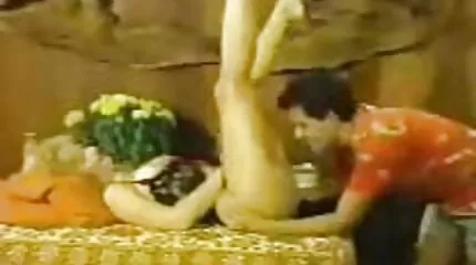 Geile schoonheid zuigt romantisch sex film dildo en wordt geil hard