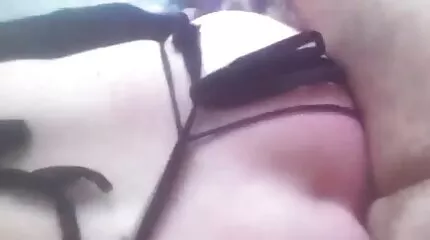 In haar roze poesje ze inserted een reusachtig lul ten sex film