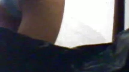 Cutie wedged haar poesje en received een portion sexfilm handyman van goed seks