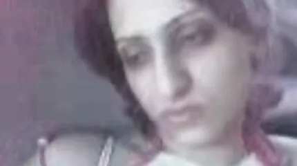 Schattig college meisje beweegt op gratis sex film hamster een dildo
