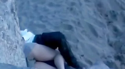 De dunne sexfilm zwanger vrouw gaf zich in de badkamer over aan een grote man met een strakke greep