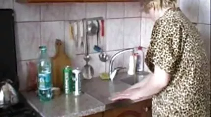 Vrouw met hete seksspeeltjes romantische sexfilm neukt zichzelf