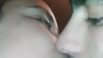 Broer vulde het harige gat jong sex film van kleine zus met zijn sperma