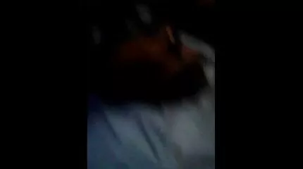 Ze streelde de lul van de man met geoliede handen en sexfilm aftrekken voeten