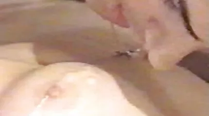 Het vrouwtje zuigt sex film vrouwen de pik vakkundig en geniet er tegelijkertijd van