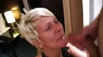 Deze onverzadigbare babe houdt sex sexfilm van zachtjes aaien lul